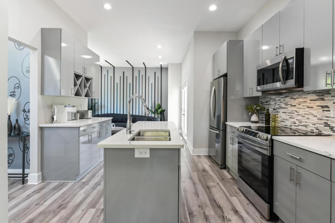 The Red Door - Ultra Modern Atlanta Home - Designedbydom Екстер'єр фото
