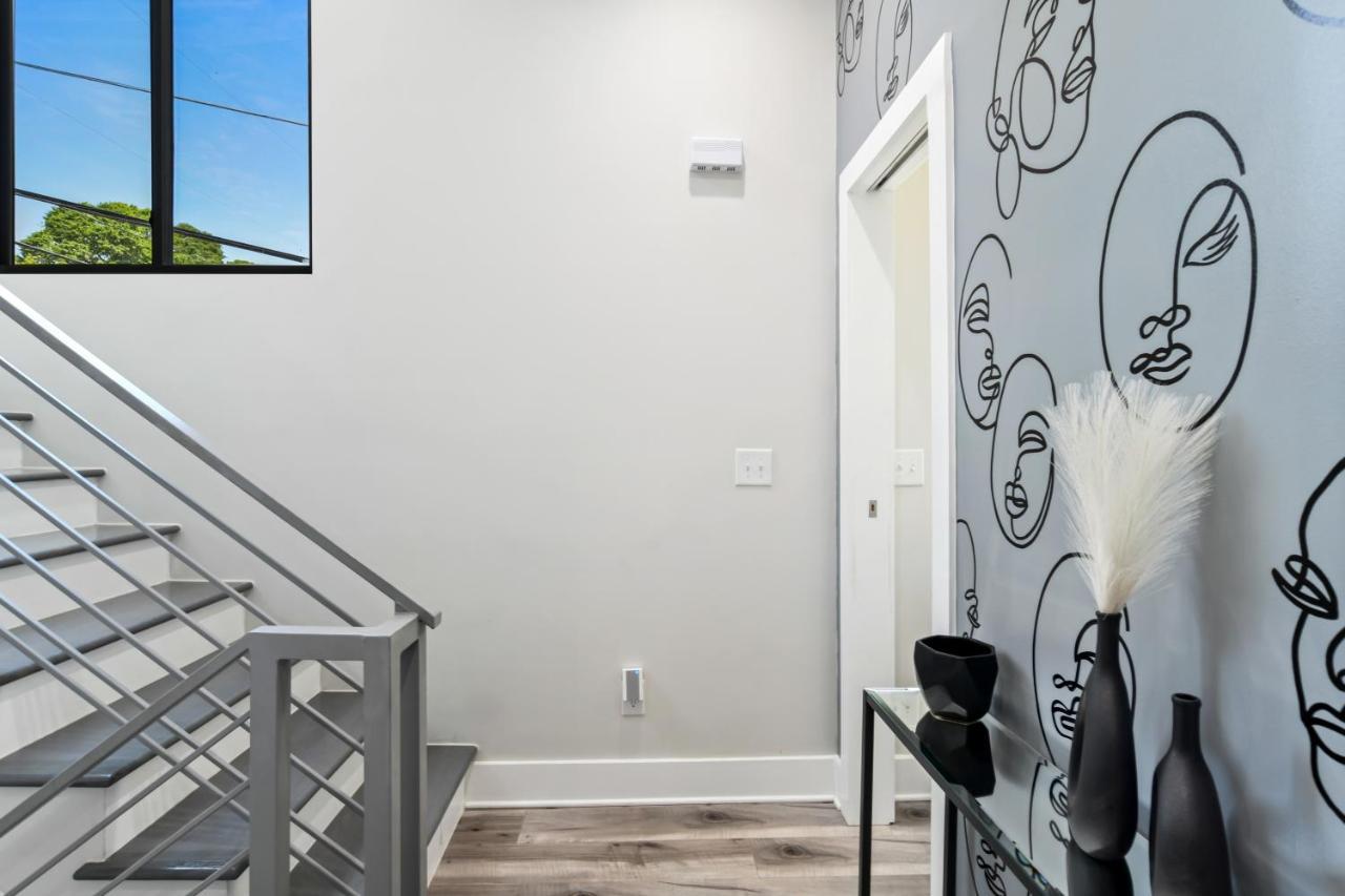 The Red Door - Ultra Modern Atlanta Home - Designedbydom Екстер'єр фото